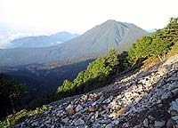 朝日を浴びる男体山