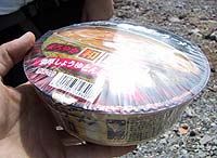 気圧が下がりカップ麺がはち切れそう