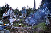 焚き火を囲んで夕食の準備